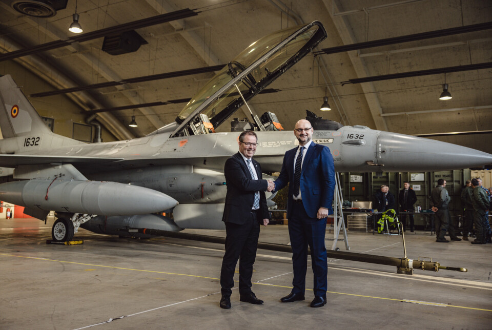 FORNØYD: Forsvarsminister Bjørn Arild Gram (Sp) og den rumenske ambassadøren til Norge, Cristian Bădescu, under markeringen av den første levering av norges gamle F-16 jagerfly til Romania på Rygge flystasjon.