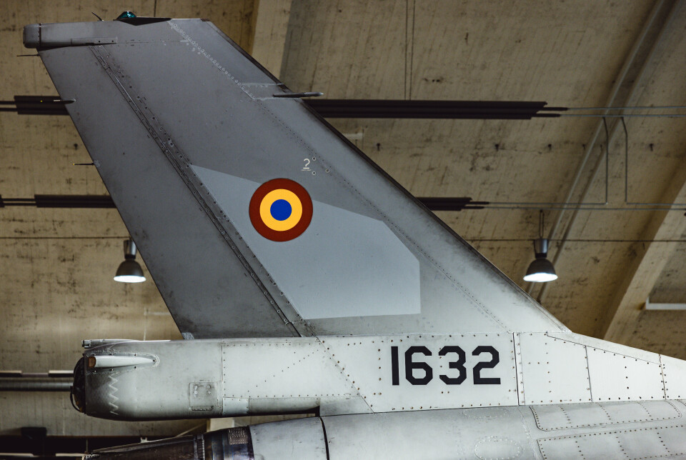 RUMENSK: F-16 med registreringsnummer 1632 har nå fått fargene til det rumenske flagget på halen.