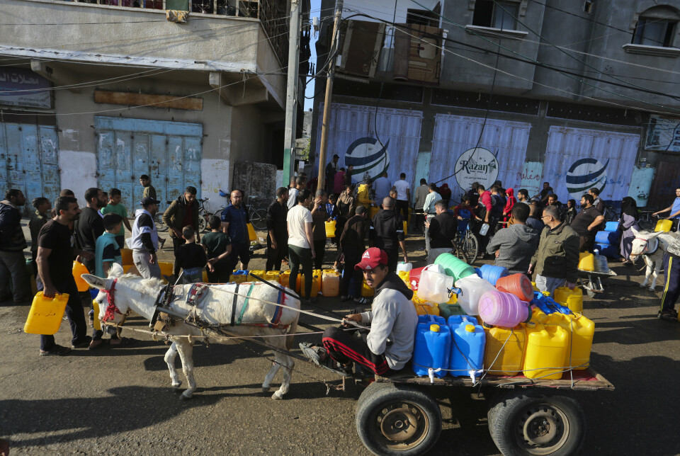 KØ: Palestinere i Gaza står i kø for å få vann 18. november.