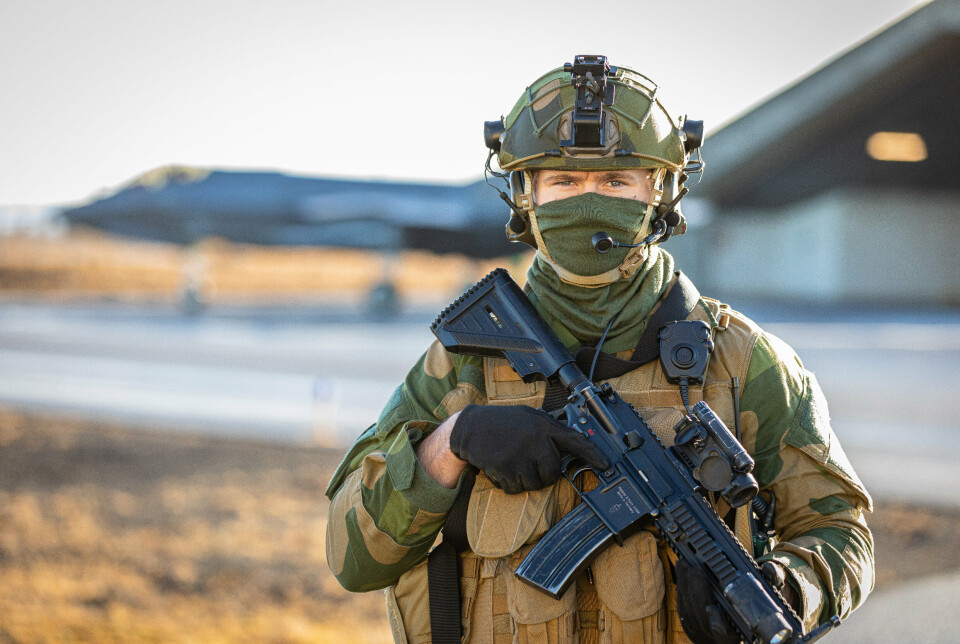 VAKTHOLD: En norsk soldat holder vakt ved et F-35 jagerfly. Soldaten har på seg Forsvarets ballistiske vest.