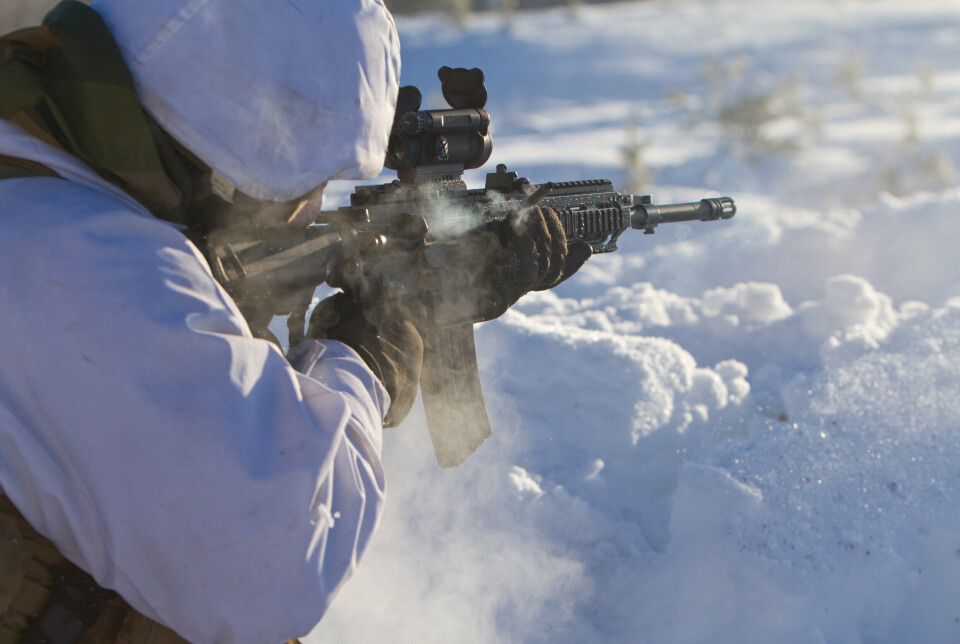 OPPLÆRING: En elev ved krigsskolen under øvelse med geværet HK416.