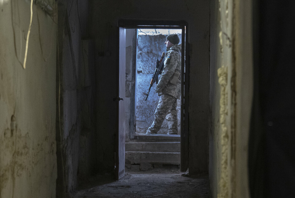 VAKT: En ukrainsk soldat står vakt ved et bomberom ved byen Kupjansk i Kharkiv-regionen.