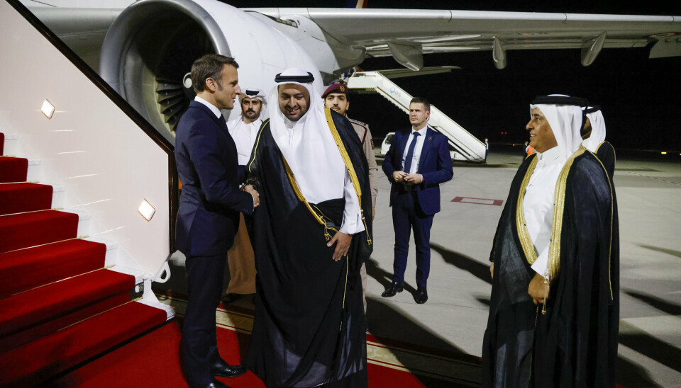HÅND I HÅND: Frankrikes president Emmanuel Macron reiste lørdag til Doha i Qatar for å bidra til å få forhandlinger om en ny våpenhvile i Gaza i gang igjen.