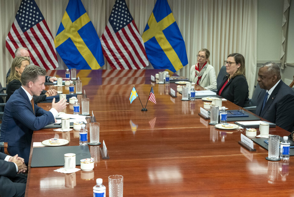 Sveriges forsvarsminister Pål Jonson (t.v) og USAs Lloyd Austin (t.h) møttes tirsdag i Pentagon, der de signerte en avtale om utvidet forsvarssamarbeid.