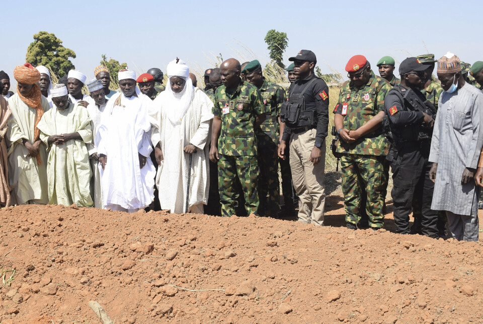 GRAVLAGT: Nigerias hærsjef generalløytnant Taoreed Lagbaja står sammen med andre samfunnsledere og ber ved gravstedet der ofrene for droneangrepet ble begravd i landsbyen Tudun Biri i Nigeria, tirsdag 5. desember.