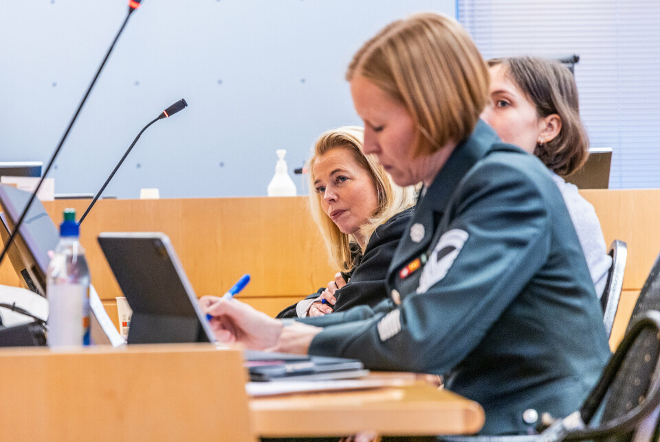 REPRESENTERER STATEN: Regjeringsadvokat Siri K. Kristiansen (t.v.) sammen med Forsvarsstabens Nina Lynmo nærmest kamera.