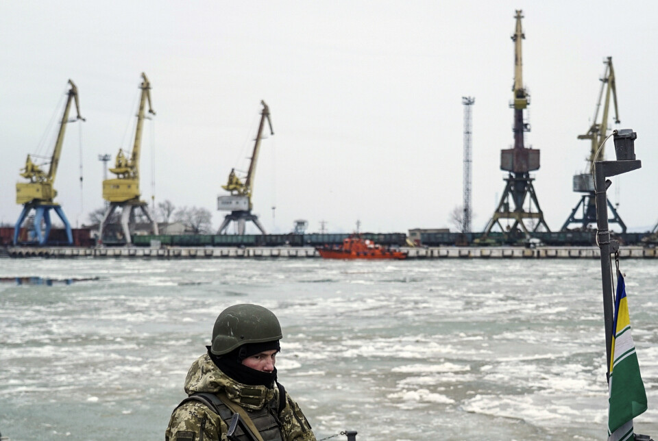 SAMARBEID: Sammen med Storbritannia og flere andre land, skal Norge hjelpe Ukraina med å bygge ut sjø- og kystforsvar. Bidet viser en ukrainsk soldat ombord på et kystvaktskip i Mariopol, 25. november 2018.