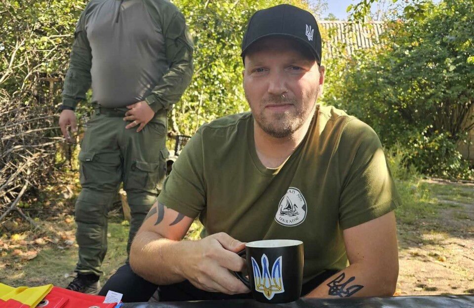 FRONTLINJEN: Daniel Viksund under en av mange turer til Ukraina. Bildet er tatt ved fronten nord for Kurakhove. Ifølge Viksund var kaffen god.