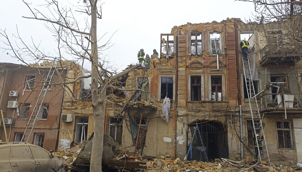 ODESA: Redningsmannskaper i Odesa 29. desember 2023 jobber i en bygning skadet av et russisk missil.