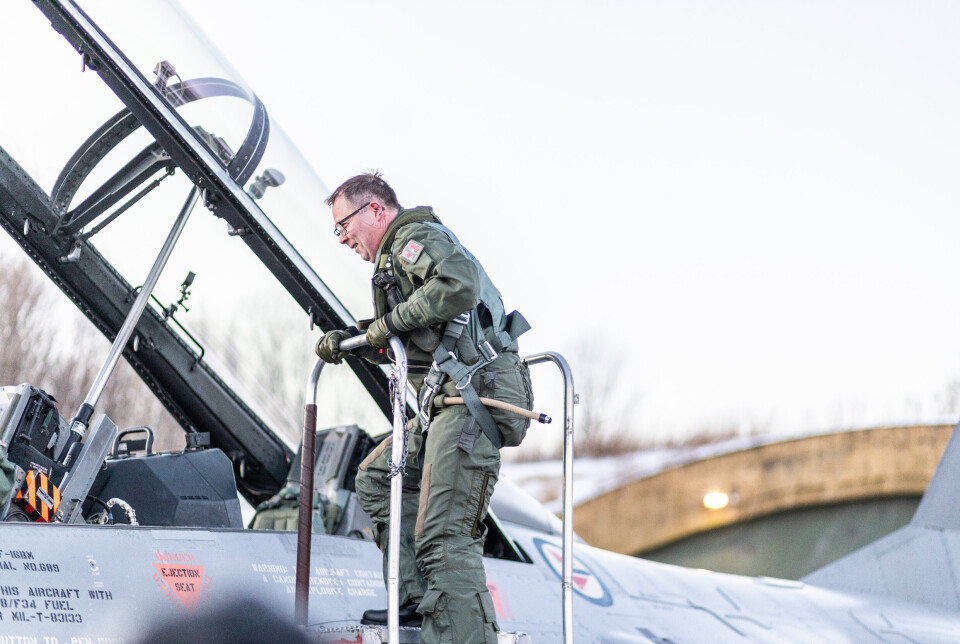 TESTTUR: En klart fornøyd forsvarsminister som klatret ut av F-16 flyet etter den siste testflyvningen i Bodø denne uken.