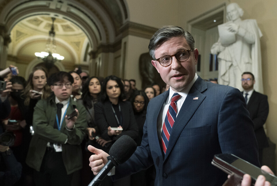 BUDSJETT: Mike Johnson er leder i Representantenes hus. Her avbildet etter et møte med Ukrainas president Volodymyr Zelensky tirsdag 12. desember 2023.
