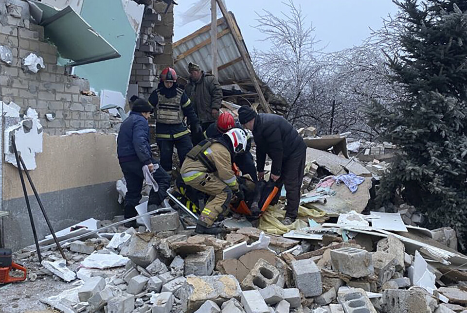 ANGREP: Redningsmannskaper hjelper en skadet person ut av en bombet bygning i Novomoskovsk, Ukraina, mandag 8. januar.