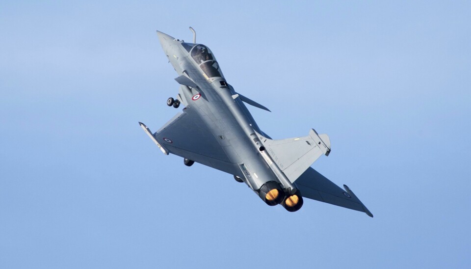 KJØPER FLERE: Et Rafale jagerfly i luften under Dubai Air Show i november 2023. Nå skal Frankrike ha enda flere av flytypen.