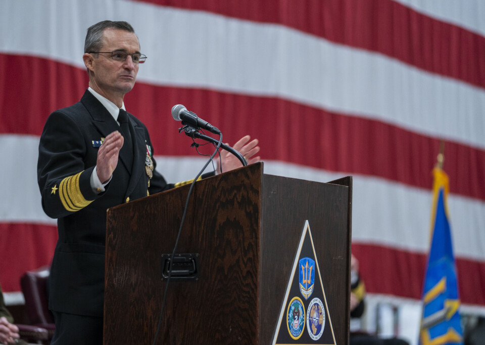 NORFOLK: Viseadmiral Doug Perry under det formelle sjefsskiftet om bord på hangarskipet Harry S. Truman til kai i Norfolk.