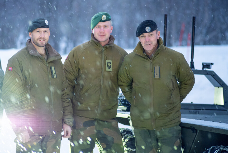 TREKANTSAMARBEID: (F.v) Oberstløytnant Mikkel Gorsetbakk, seksjonssjef for Morgendagens kampenhet og stabssersjant Per Kveli, og major Jo Fredrik Mæhre under testkjøringen av det autonome kjøretøyet.