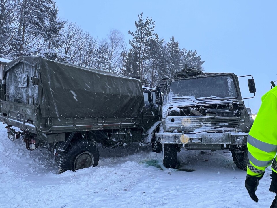 KOLLISJON: Den ene militære lastebilen har synlige skader.