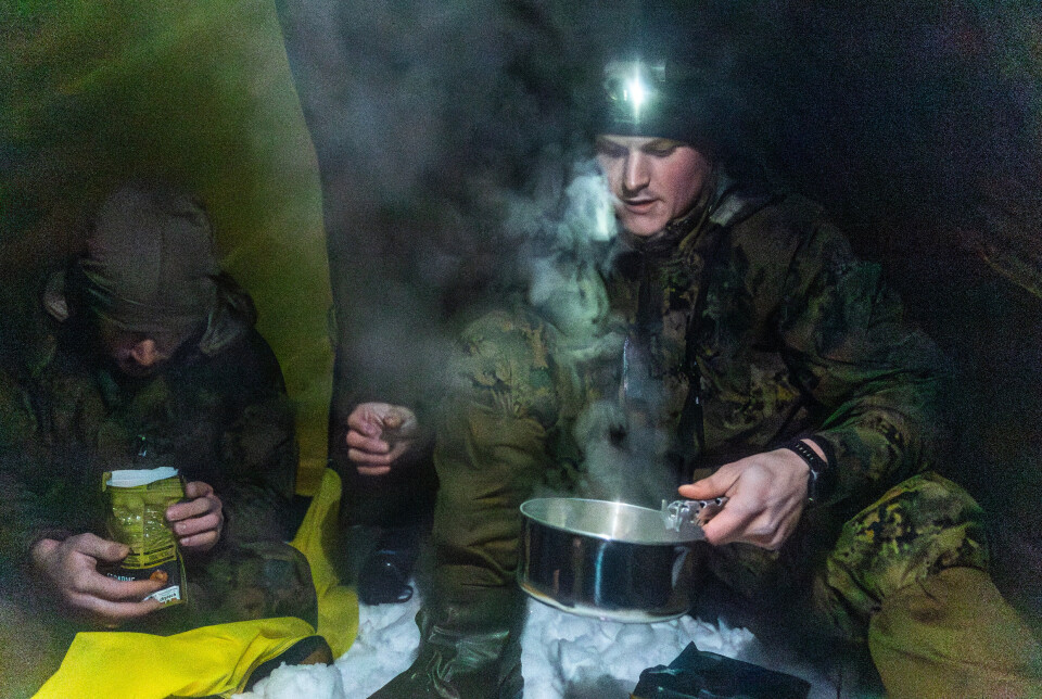 MIDDAG: Når Forsvarets forum kom for å intervjue soldatene, så var det middagstid for soldatene som var ute å trente i felt. Amerikanerne er høyest begeistret over feltrasjonen i Norge ovenfor den de får i USA.