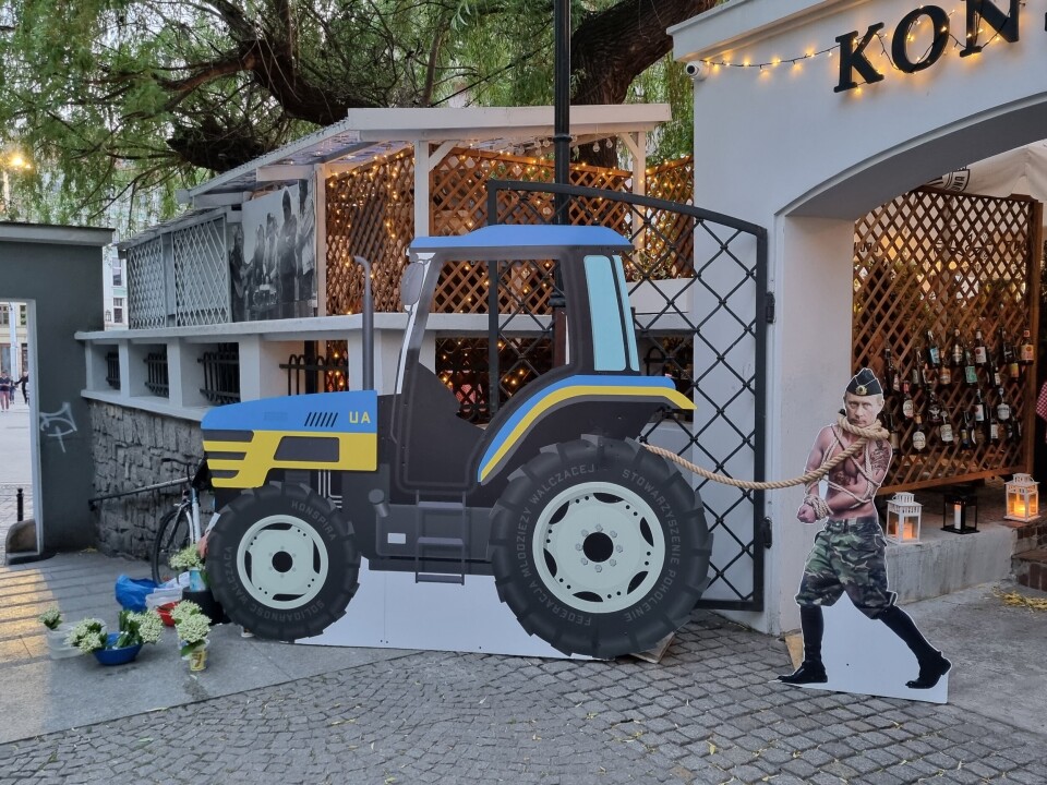 SPARK TIL PUTIN: Polakkene legger ikke skjul på hva de syns om Putin og hans overfall på Ukraina. Dette arrangementet står utenfor en restaurant i Wroclaw.