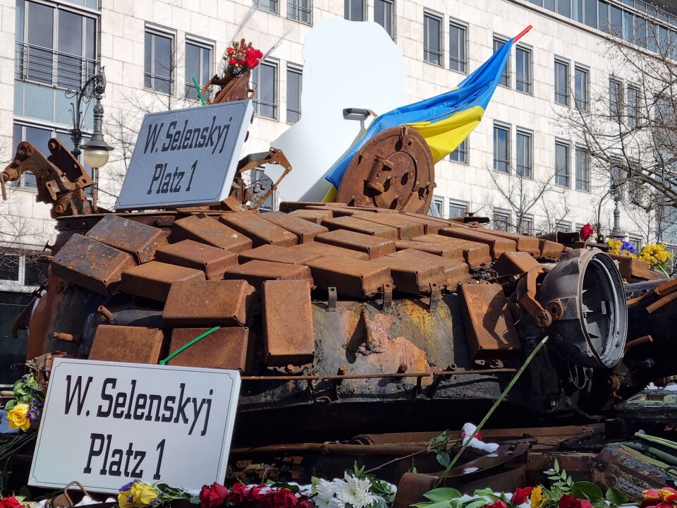HYLLEST: Zelenskyj-plassen i Berlin ble etablert rundt vraket av en russisk tanks som i fjor ble nærmest begravet i et hav av blomster, da det ble utstilt på gata utenfor den russiske ambassaden.