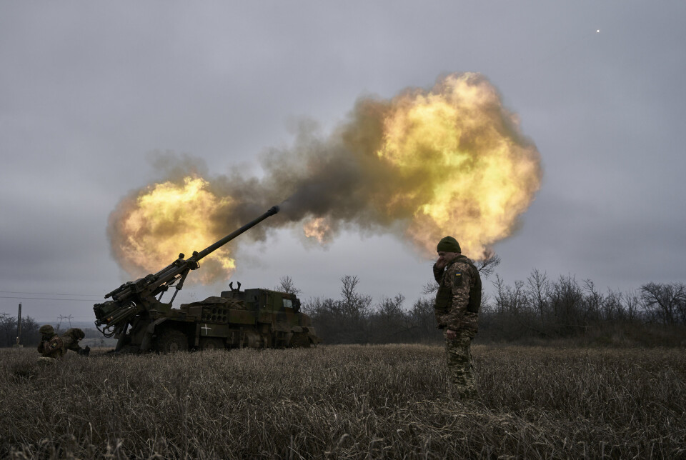 ØKER: Ukrainske soldater skyter med haubits mot russiske stillinger ved Avdijivka i Donetsk-regionen. EU vil øke produksjonen av artillerigranater til minst 1,3 millioner årlig for å møte det ukrainske behovet.