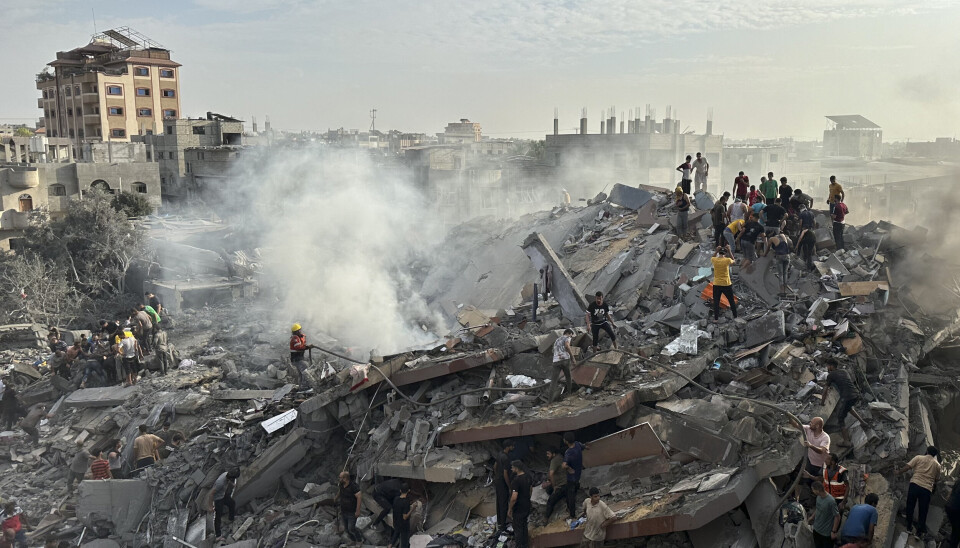ØDELEGGELSER: Store deler av Gaza er lagt i ruiner av de israelske angrepene. Her leter palestinere etter overlevende i ruinene i flyktningleiren Nuseirat.