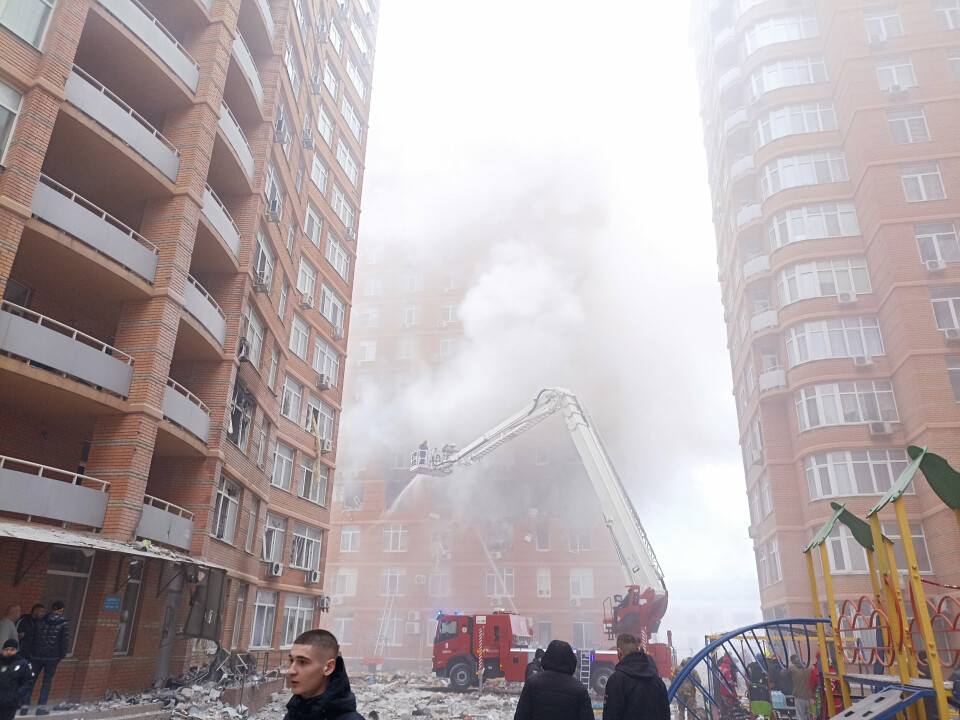 ANGREP: En boligblokk står i brann etter et russisk angrep i Odesa 29. desember 2023. Dette var et av flere angrep som fant sted samme dag.