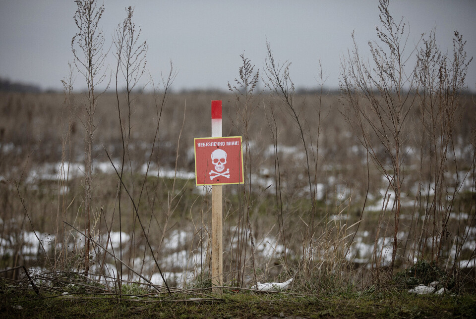 FARE: Åkrene rundt landsbyen er merket med røde skilt med dødninghoder.