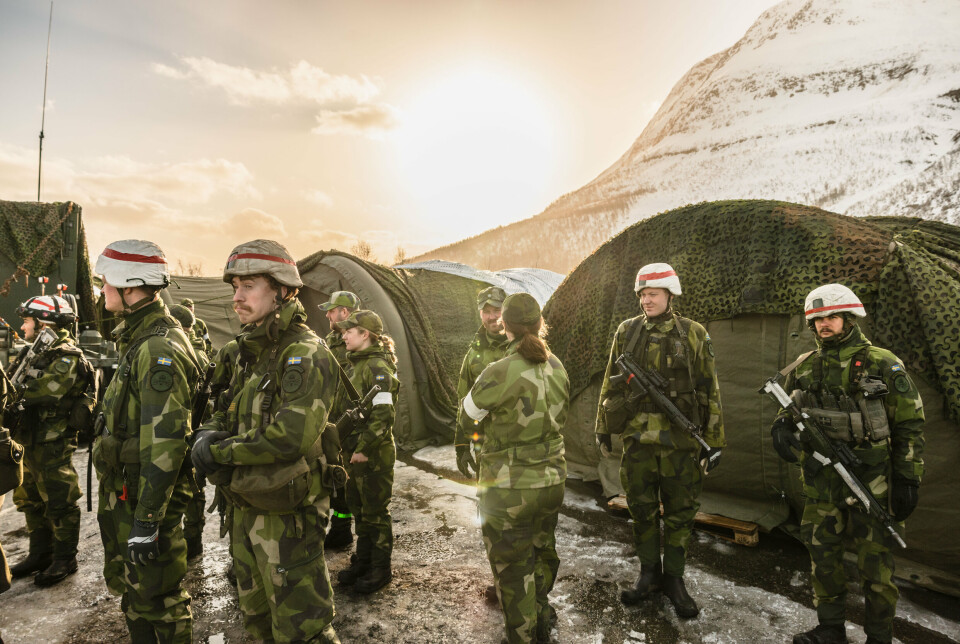 SVERIGE OG FINLAND: Svenske og finske styrker i Skoglund leir under Cold Response i 2022.