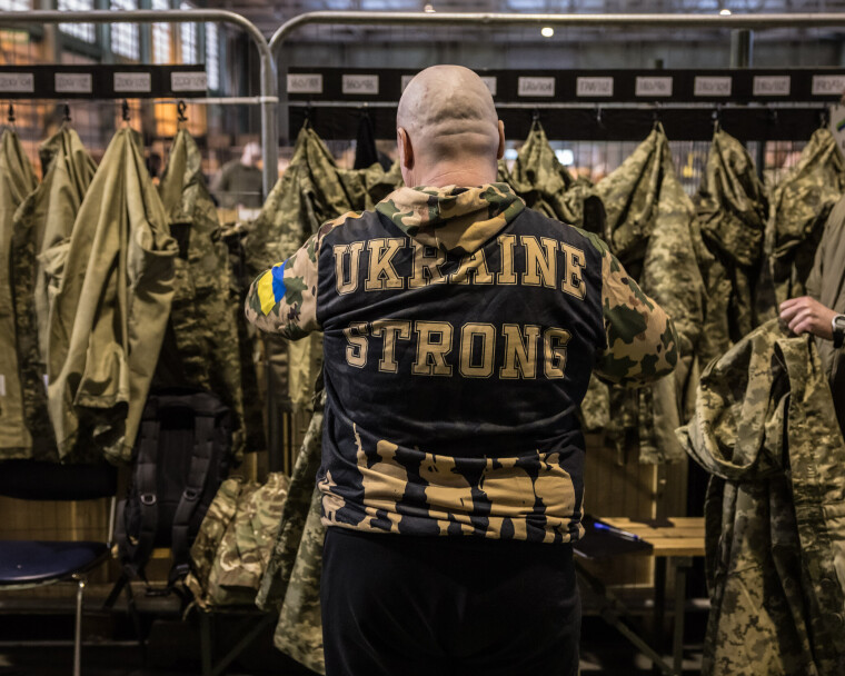 Ukrainske soldater kriger i norsk vinterkamuflasje
