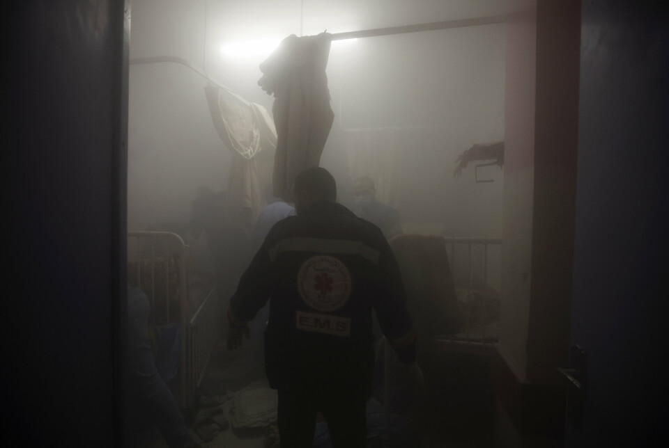 UNDER ANGREP: En palestinsk paramedic inspiserer ødeleggelsen i et rom på Nasser sykehus i Khan Younis, etter et angrep som traff en fødeavdeling, 17. desember 2023.