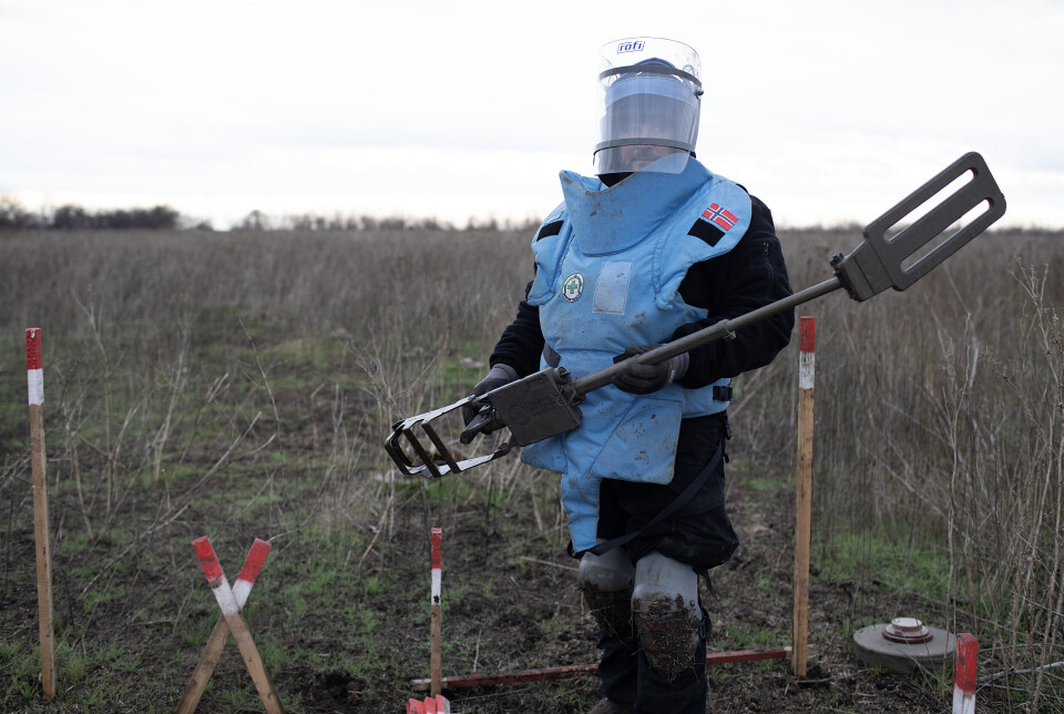 VILLE BIDRA: Den tidligere verftsarbeideren Volodymyr Stanichnyi tok jobben hos Norsk Folkehjelp for å bidra til å gjøre Ukraina fritt for miner. Centimeter for centimeter søker han med metalldetektor på de enorme en gang så grøderike åkrene sør-øst for landsbyen Liubomyrivka.