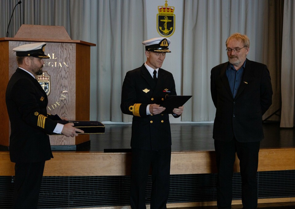 FIKK MEDALJE: Sjef for Sjøforsvaret Oliver Berdal (i midten) stod for overrekkelsen av fortjenstmedaljen til Ståle Ulriksen (t.h.)