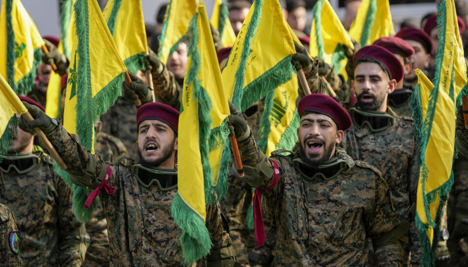 BEGRAVELSE: Hizbollah-soldater hever flaggene sine og synger slagord mens de deltar i begravelsesfølget til Hizbollah-kommandør Wissam Tawil, som ble drept i et israelsk luftangrep i begynnelsen av januar.
