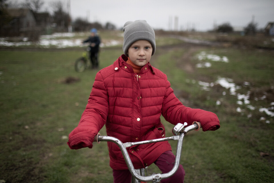 IKKE TRYGG: Ivanna (7) og broren Valerii (8) får ikke lengre fra huset enn ut på plassen like utenfor.