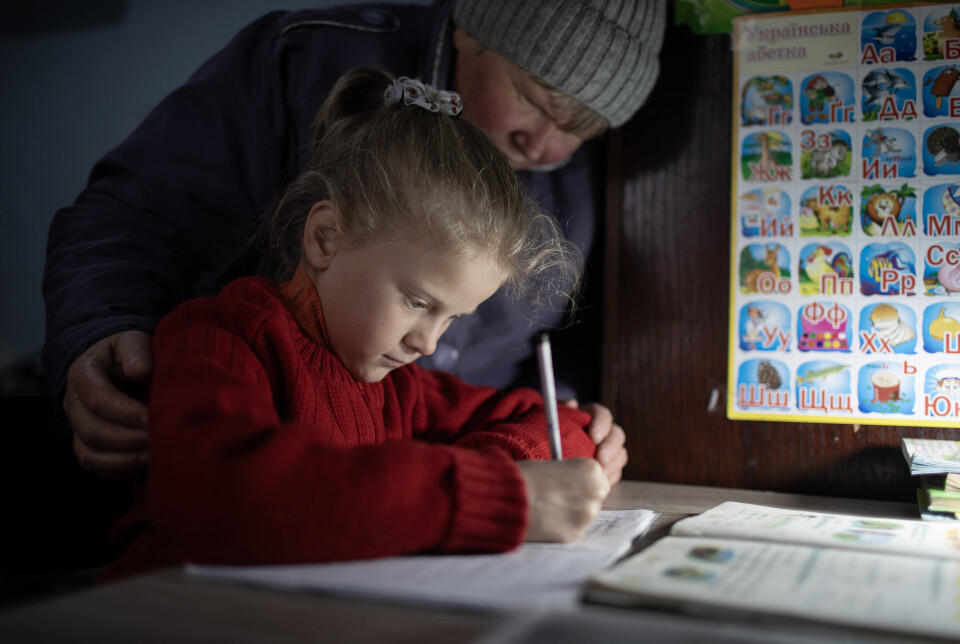 UNDERVISNING: I en situasjon der skolebygningen er ødelagt har bestemor Iryna fått en ny viktig livsoppgave – å bistå barnebarna Ivanna (bildet) og Valerii med skolearbeidet. De to skolebarna får også undervisning via internett.