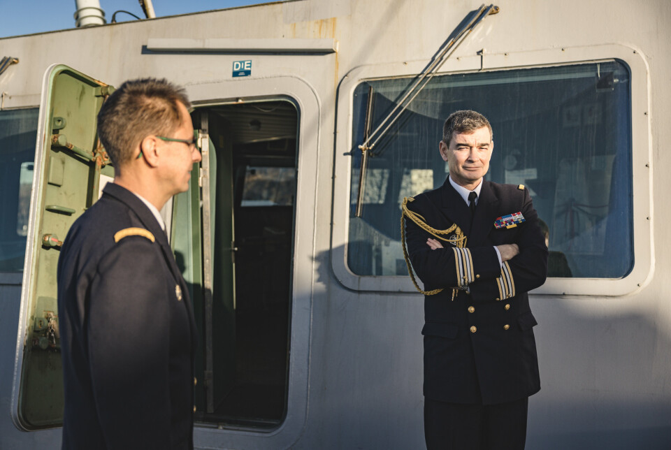 OMVISNING: Skipssjef Jean-Michel Pimbert og forsvarsattaché Sébastien Chatelain viste Forsvarets forum rundt på fregatten som de siste ukene har overvåket norskekysten.