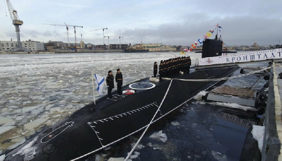 KLAR FOR TJENESTE: Den russiske diesel-elektriske ubåten Kronstadt under en seremoni i St. Petersburg forrige uke.