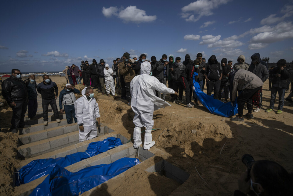 FLERE DØDE: Palestinere begraver sine døde i Rafah på Gazastripen, 30. januar. 2024. Siden krigens start har over 25.000 palestinere mistet livet.