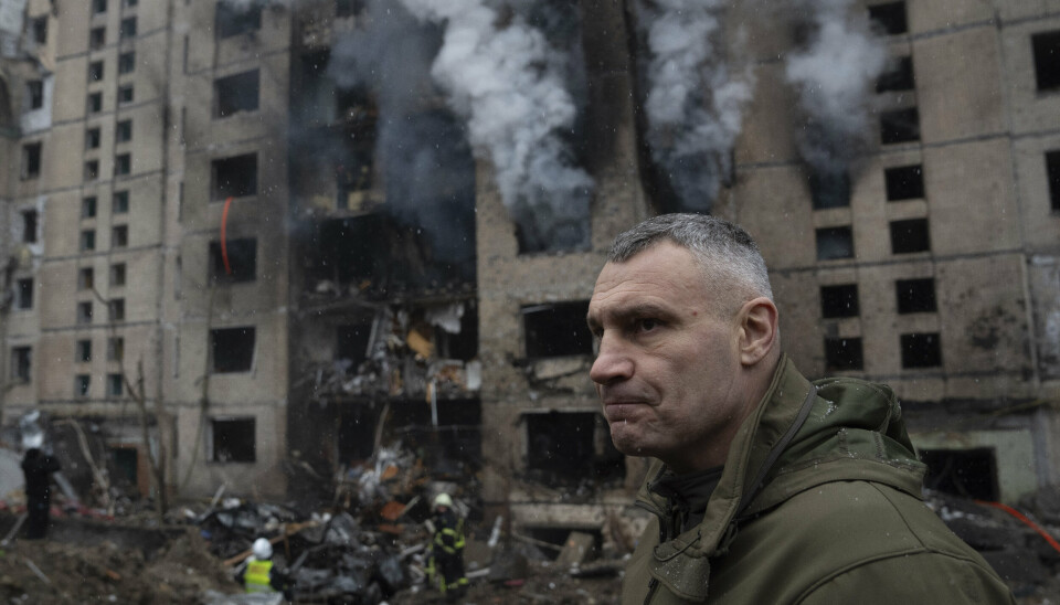 ANGREPET: Kyivs ordfører Vitali Klitschko utenfor en skadd bygning etter et russisk missilangrep i Kyiv 2. januar 2024.