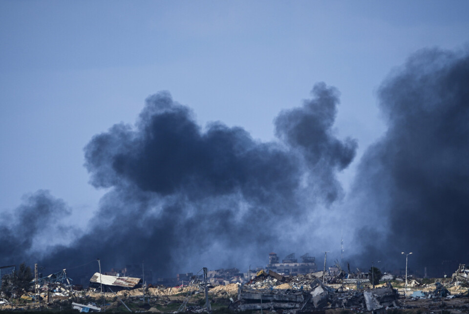 AVVISER HAMAS: Røyk fra Gazastripen, tirsdag 30. januar. Israels statsminister Benjamin Netanyahu har varslet at krigen fortsetter.