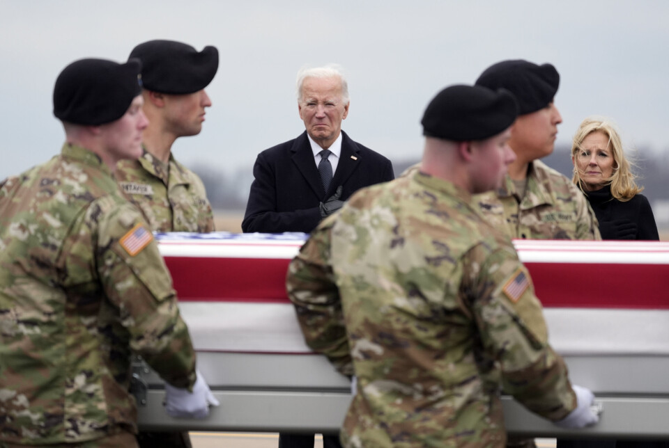 DØDE: USAs president Joe Biden og førstedame Jill Biden var til stede da amerikanske soldater bar kisten til en av soldatene som døde under et droneangrep i Jordan i januar. Soldaten var en av dem som fikk hjerneskade.