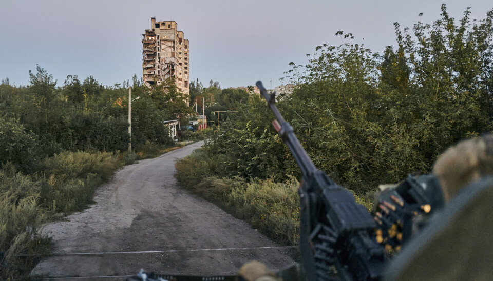 TRUKKET UT: En ukrainsk soldat holder stand utenfor Avdijivka. Etter lang tid med russisk press har de ukrainske styrkene trukket seg ut av byen, som ligger i Donetsk-regionen øst i landet.