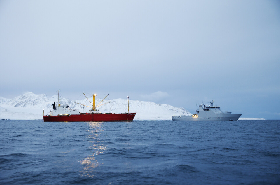 INSPEKSJONER: Fiskeriinspeksjoner er blant Kystvaktens viktigste oppgaver. Her er kystvaktskipet KV Svalbard (W303) og det russiske fiskemottaksfarøyet Arctic Princess i Recherchefjorden utenfor Svalbard i 2014.