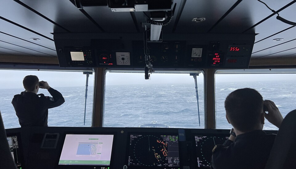 SØKER: KV Sortland bistår i letingen av vrakrester etter helikopterulykken torsdag morgen.