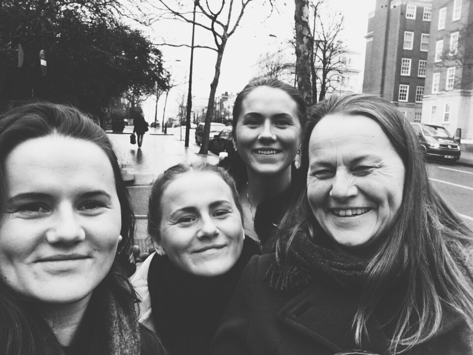 PÅ FAMILIETUR: Kristin Berg sammen med moren og søstrene i London.