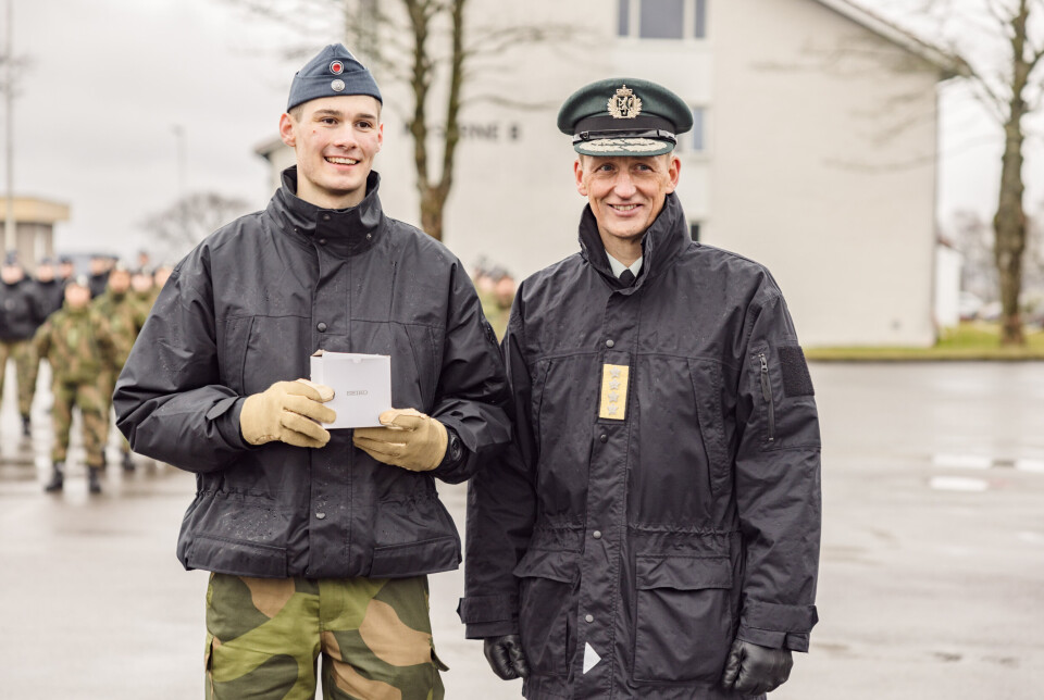 HEDER OG ÆRE: Nordhagen fikk prisen for å ha utmerket seg positivt gjennom hele rekruttskolen. Premien er en klokke. Her sammen med Eirik Kristoffersen.
