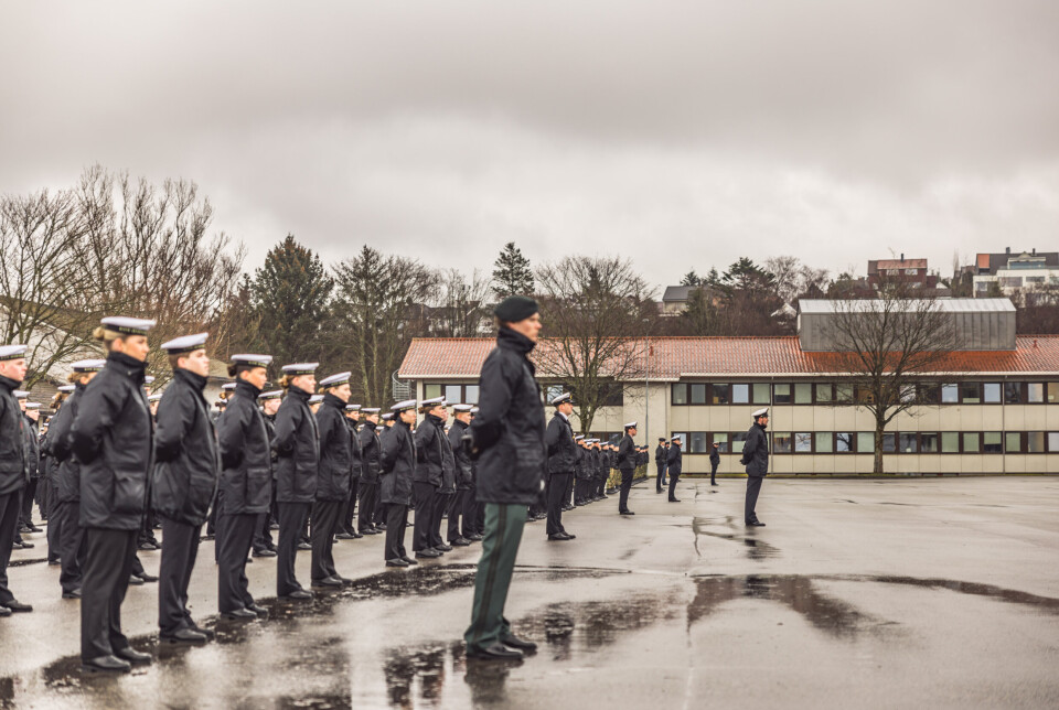 SISTE OPPSTILLING: Rekruttene på kull 2401 hadde forrige uke sin siste oppstilling på rekruttskolen. Troppssjefene og kompanisjefene på KNM Harald Haarfagre skulle vært offiserer, men slik er det ikke i dag.
