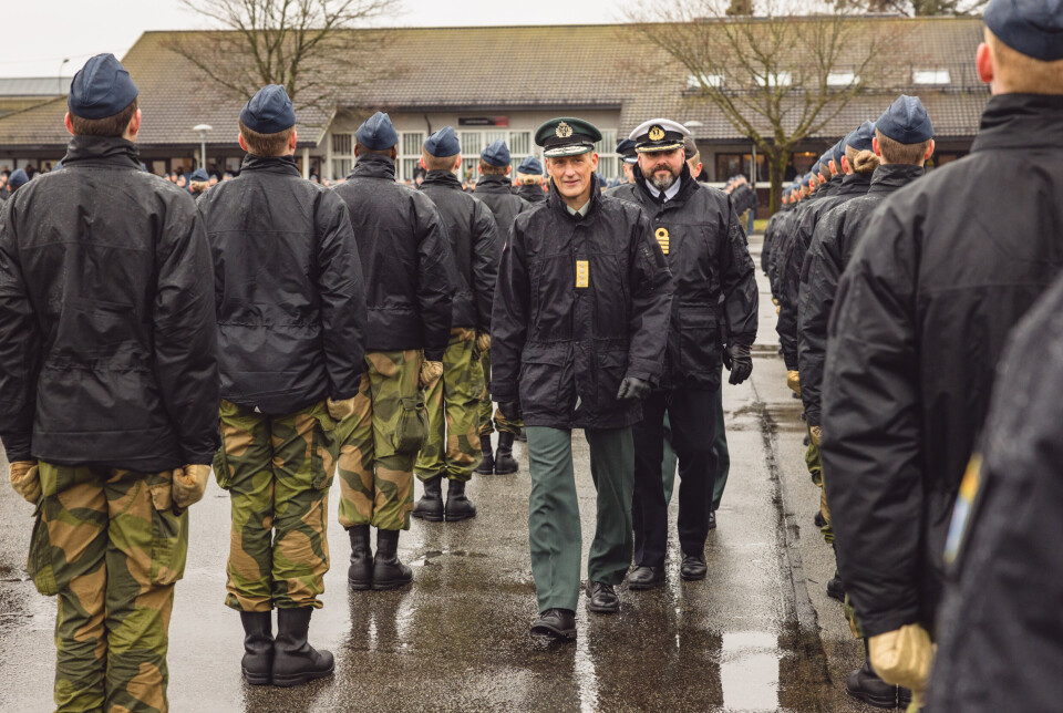 INSPEKSJON: Forsvarssjef Eirik Kristoffersen og sjef for KNM Harald Haarfagre Frode Staurset inspiserte rekruttene forrige uke.