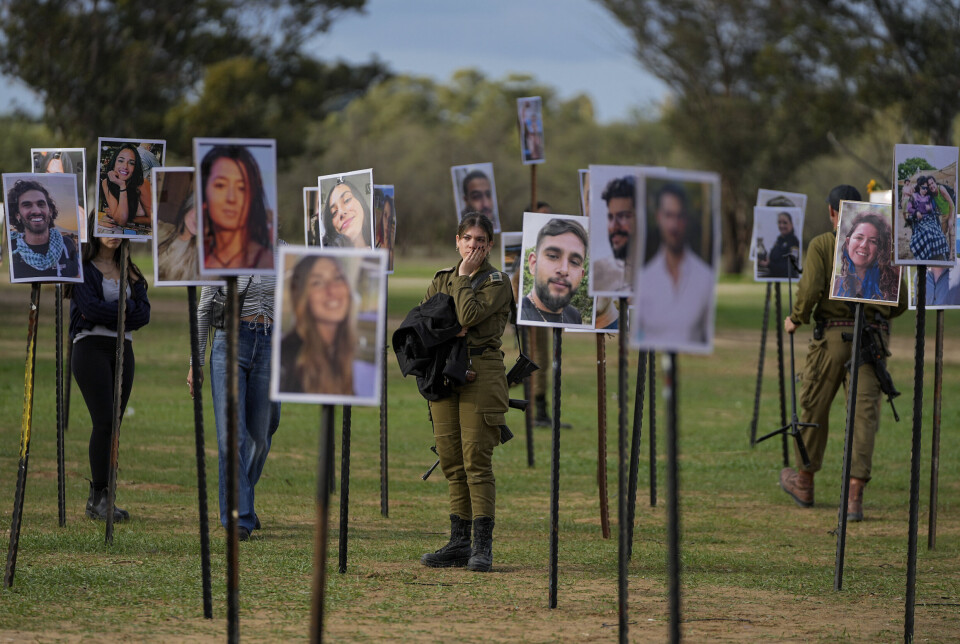 7. OKTOBER: Hamas tok rett og slett for mange gisler. Det høye antallet sprengte de mentale rammene for hva som er mulig å forholde seg til, skriver kronikkforfatteren. Illustrasjonsbildet viser bilder satt opp av ofre og gisler etter angrepet på Nova-festivalen.