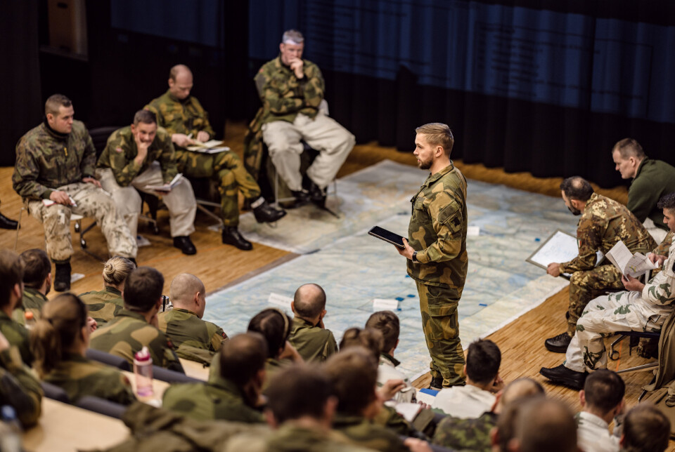 KRINGSATT AV VENNER: Ildkoordineringsoffiser i Finnmark landforsvar, major Ruben Getz, omgitt av finske, italienske og franske allierte under en ROC-drill (Rehearsal of Concept) i Kautokeino.
